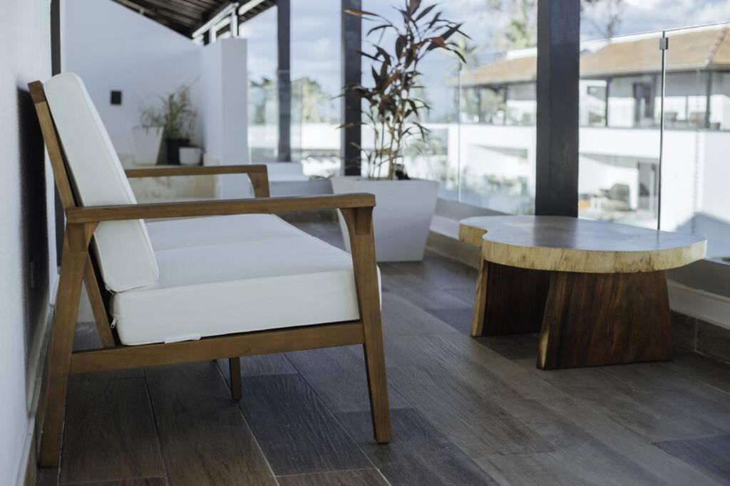 Posezení v ubytování New Beachfront Penthouse Punta Popy