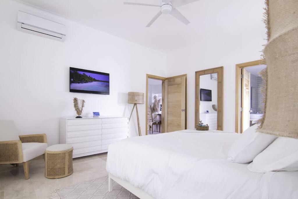 Postel nebo postele na pokoji v ubytování New Beachfront Penthouse Punta Popy