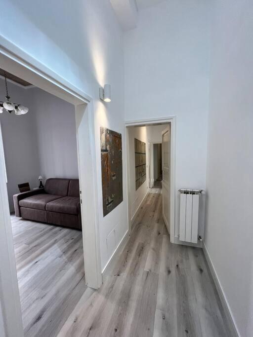 een woonkamer met een bank en houten vloeren bij Campo de’ Fiori Rooftop Apartment in Rome