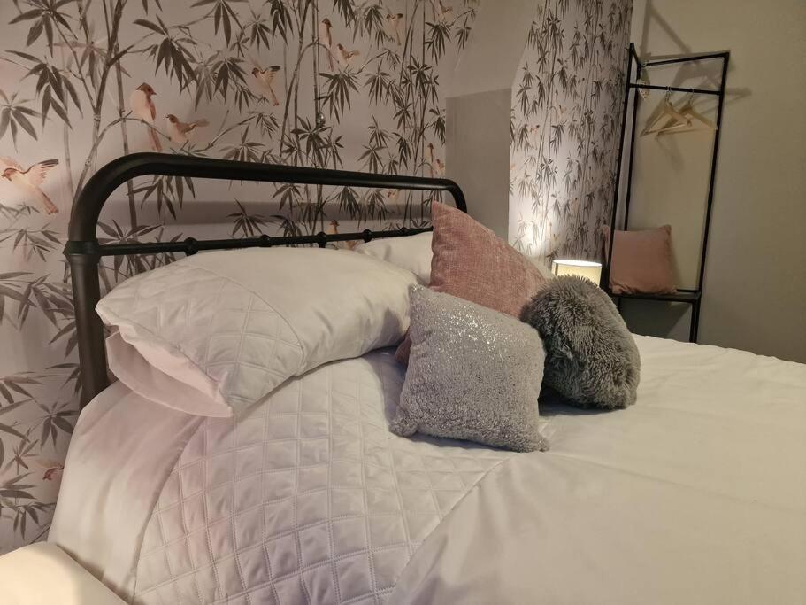 Postel nebo postele na pokoji v ubytování 4 bed charming, Family-friendly cottage 1694