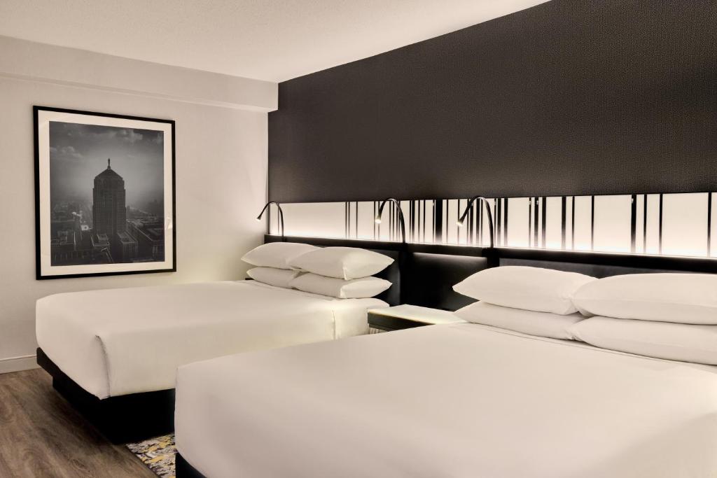 Hyatt Regency Chicago - Deluxe Queen Room With Two Queen Beds