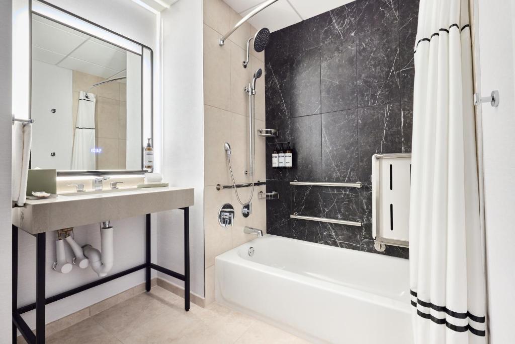 Hyatt Regency Chicago - 