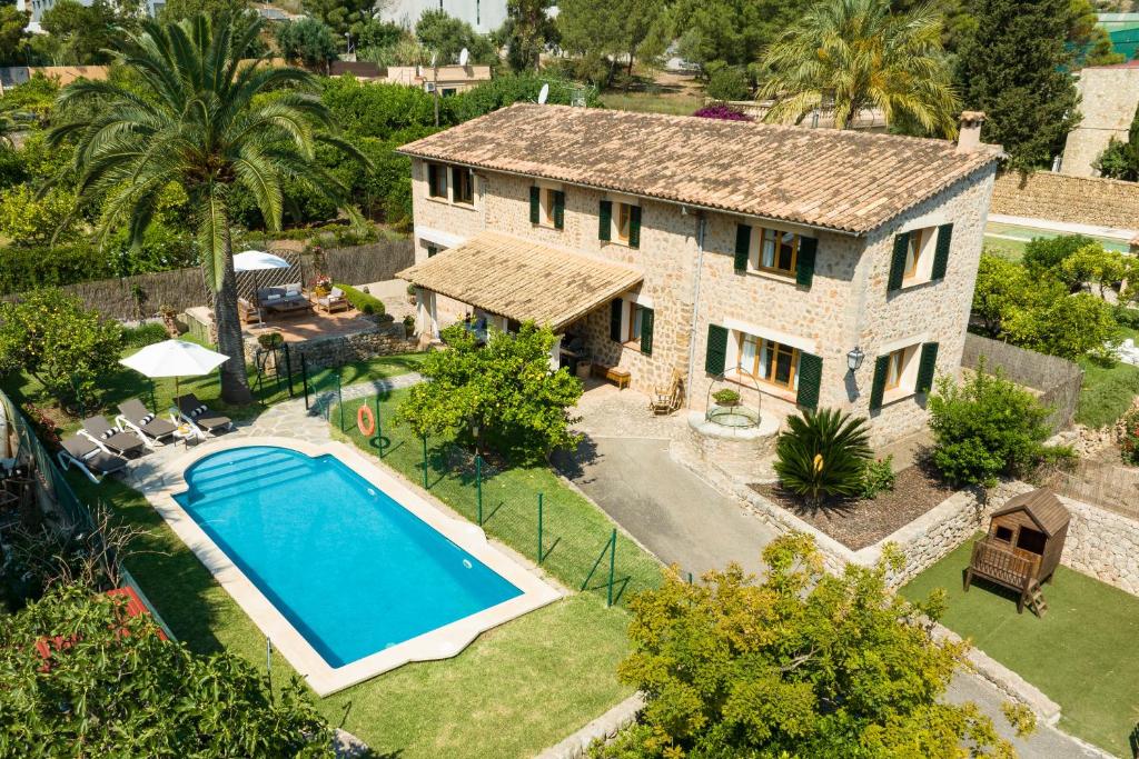 een luchtzicht op een huis met een zwembad bij Sa Finqueta, Luxury Elegant Mansion with breathtaking views of Soller in Sóller