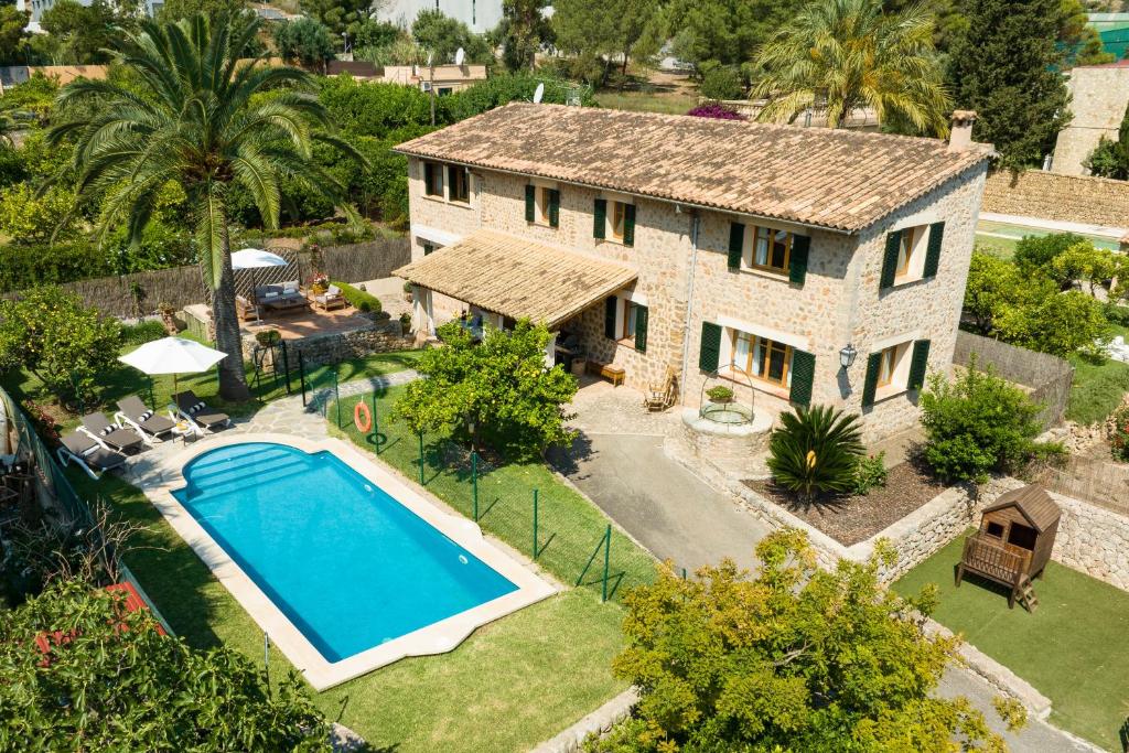 vista aerea di una casa con piscina di Sa Finqueta, Luxury Elegant Mansion with breathtaking views of Soller a Sóller