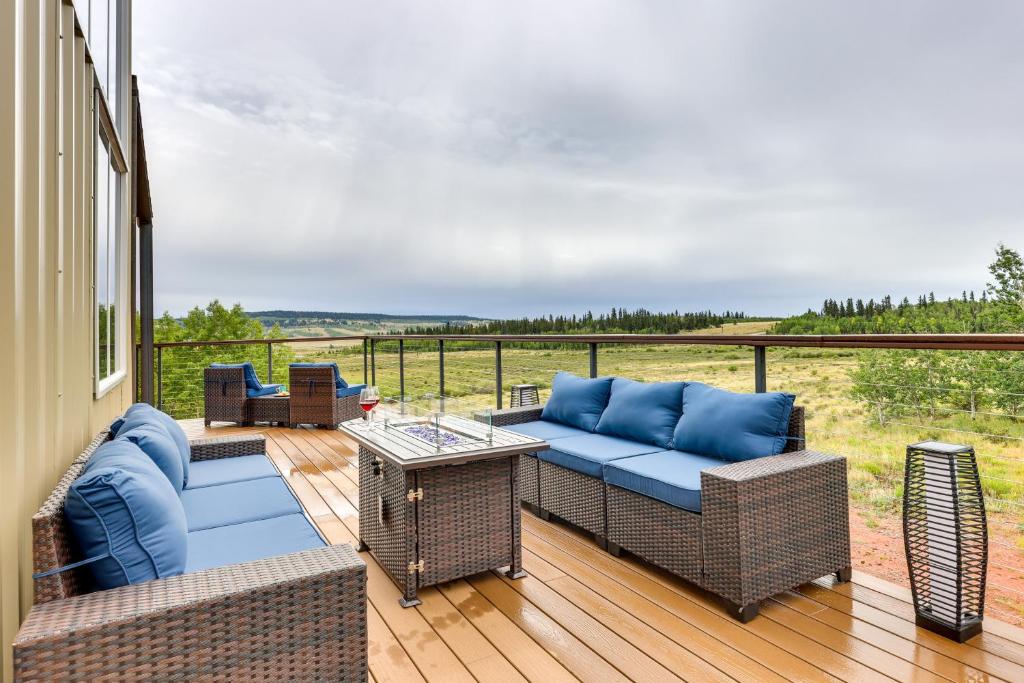 un patio avec un canapé et des chaises sur une terrasse dans l'établissement Colorado Retreat with Gas Grill and Mountain Views!, à Fairplay