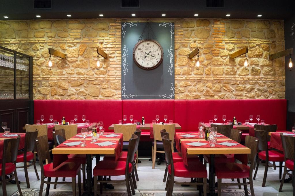 Um restaurante ou outro lugar para comer em Alessandro Palace & Bar