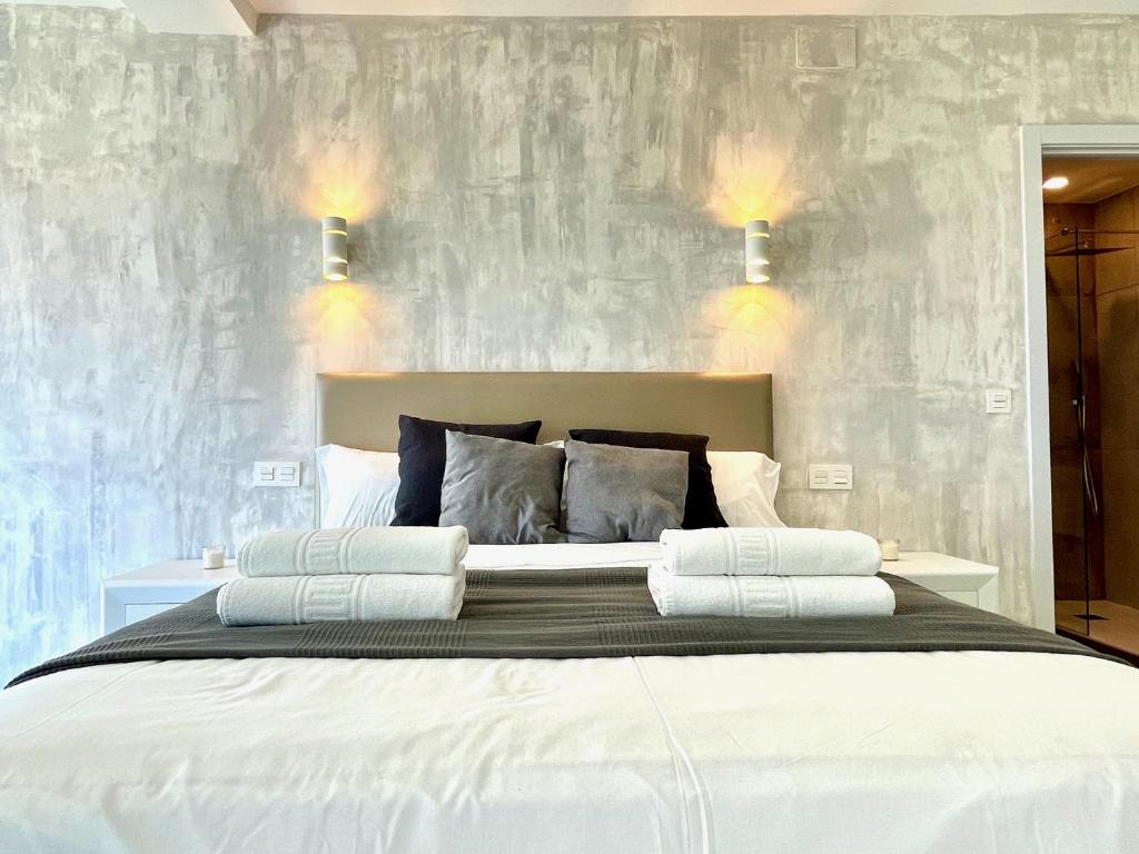 1 dormitorio con 1 cama blanca grande y 2 almohadas en WHITE DREAM Near the Sea 3bed by Solrentspain, en Mijas Costa