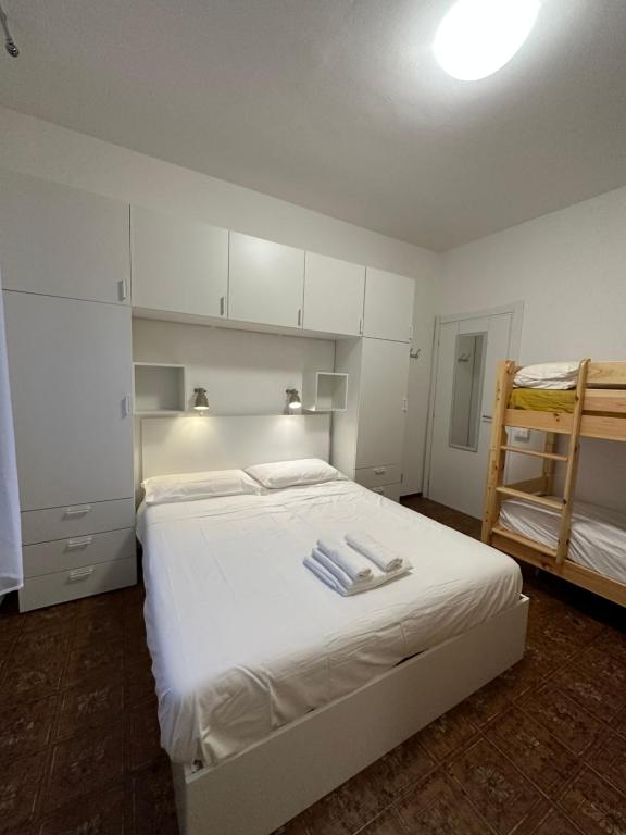 una camera da letto con un letto e due asciugamani di Appartamento Rivarola Ulivo a Carasco