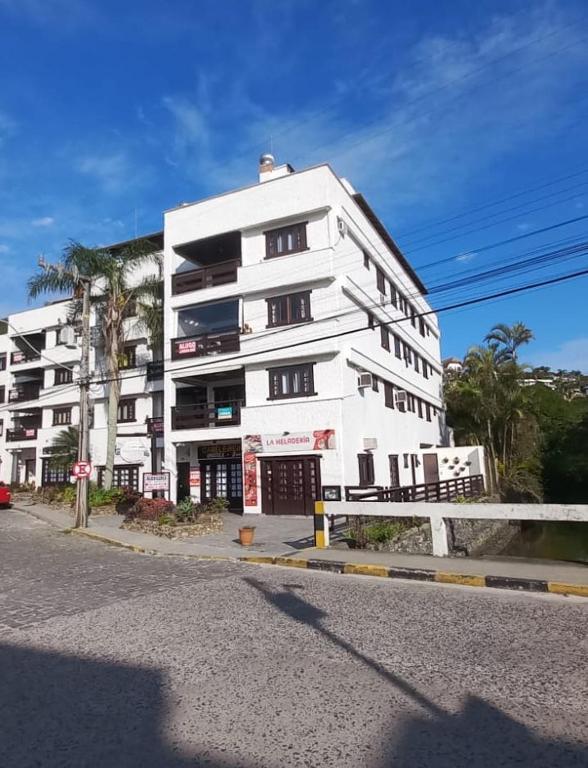 a white building on the side of a street at Bombinhas in Bombinhas