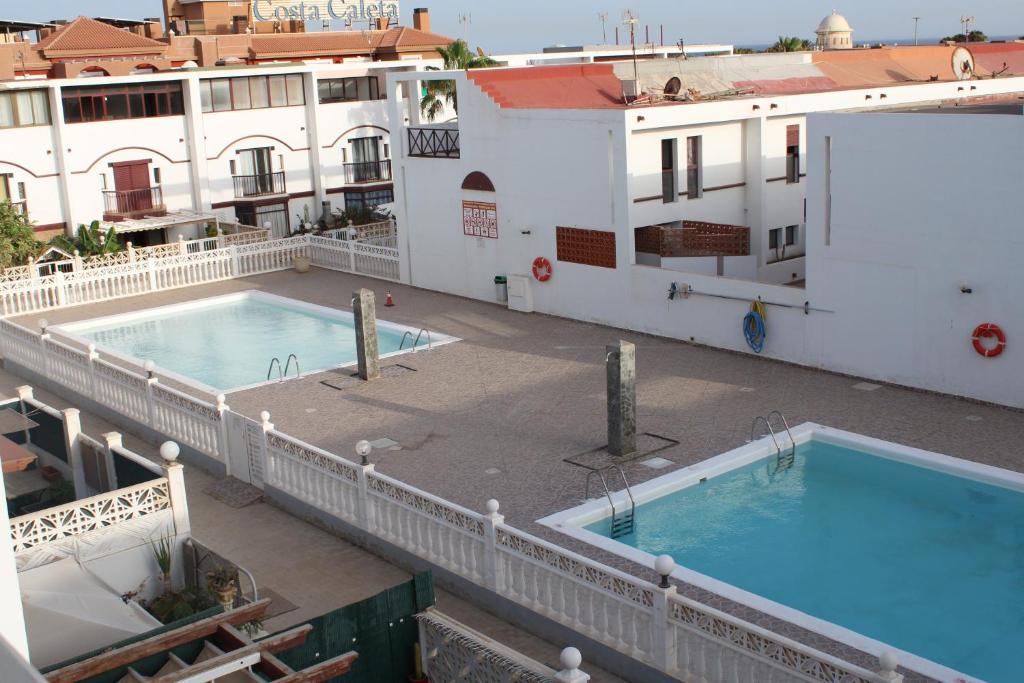 The swimming pool at or close to ROSET