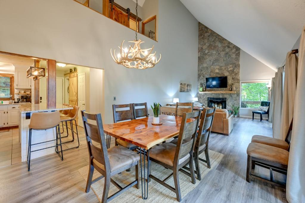 Il comprend une cuisine et une salle à manger avec une table et des chaises en bois. dans l'établissement Sapphire Valley Cabin with Private Mountain Views!, à Sapphire