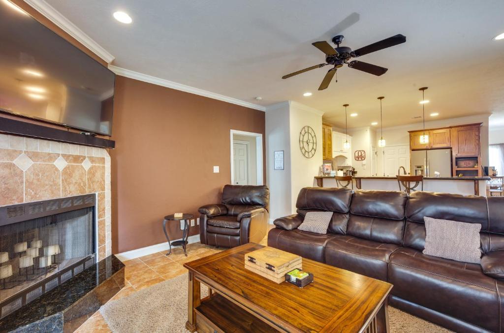 Χώρος καθιστικού στο College Station Family Home 3 Mi to Texas A and M!