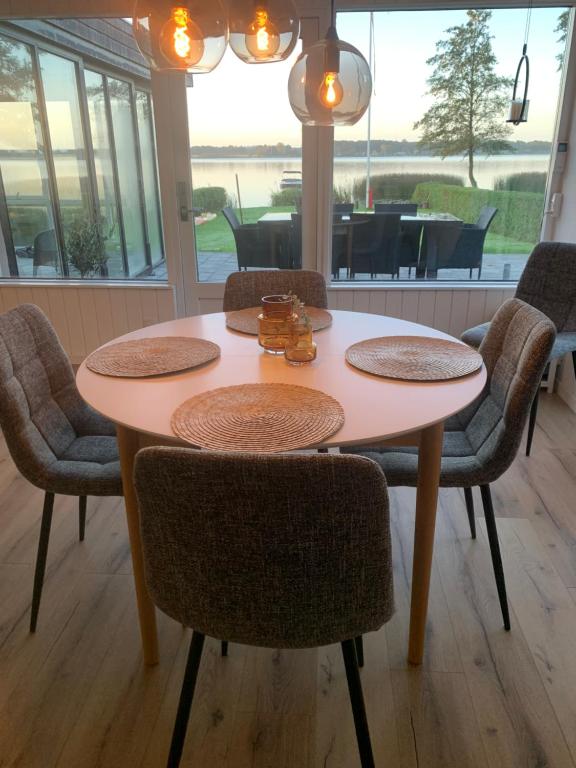 Posezení v ubytování Huset ved søen tæt på Herning og MCH og boxen 90 m2
