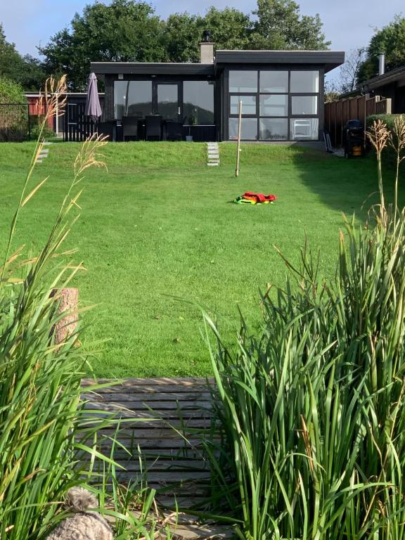Zahrada ubytování Huset ved søen tæt på Herning og MCH og boxen 90 m2