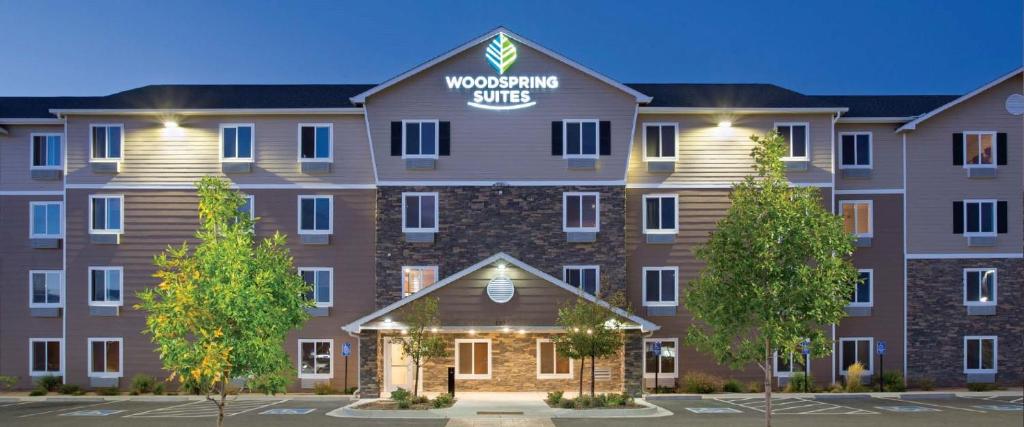 a rendering of the front of a hotel at WoodSpring Suites Ashland - Richmond North in Ashland