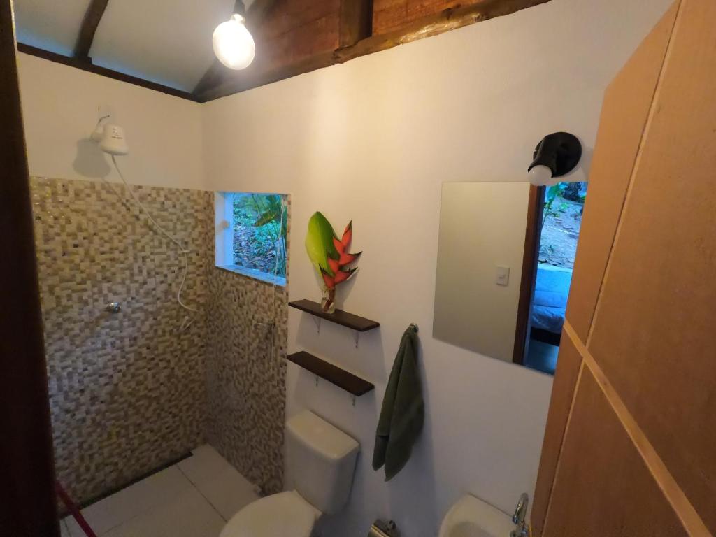 a bathroom with a toilet and a shower at Acqua Jungle Glamping & Room in Abraão