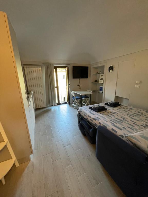 sypialnia z łóżkiem i stołem w obiekcie LA ZECCA PRINTING HOUSE 2 (PORTA NUOVA STATION) w Turynie