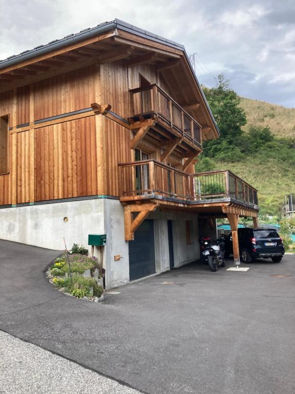 een gebouw met een balkon aan de zijkant bij Un studio dans notre chalet in La Plagne Tarentaise