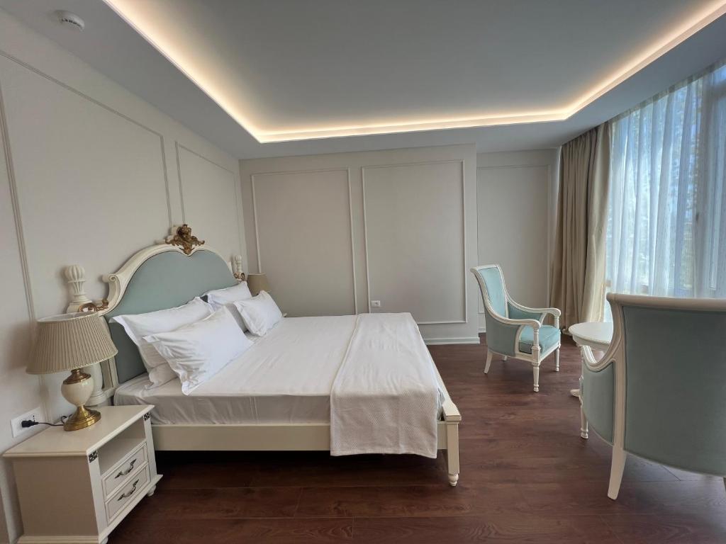 Postel nebo postele na pokoji v ubytování SOL INVICTUS Boutique Hotel Durres Albania