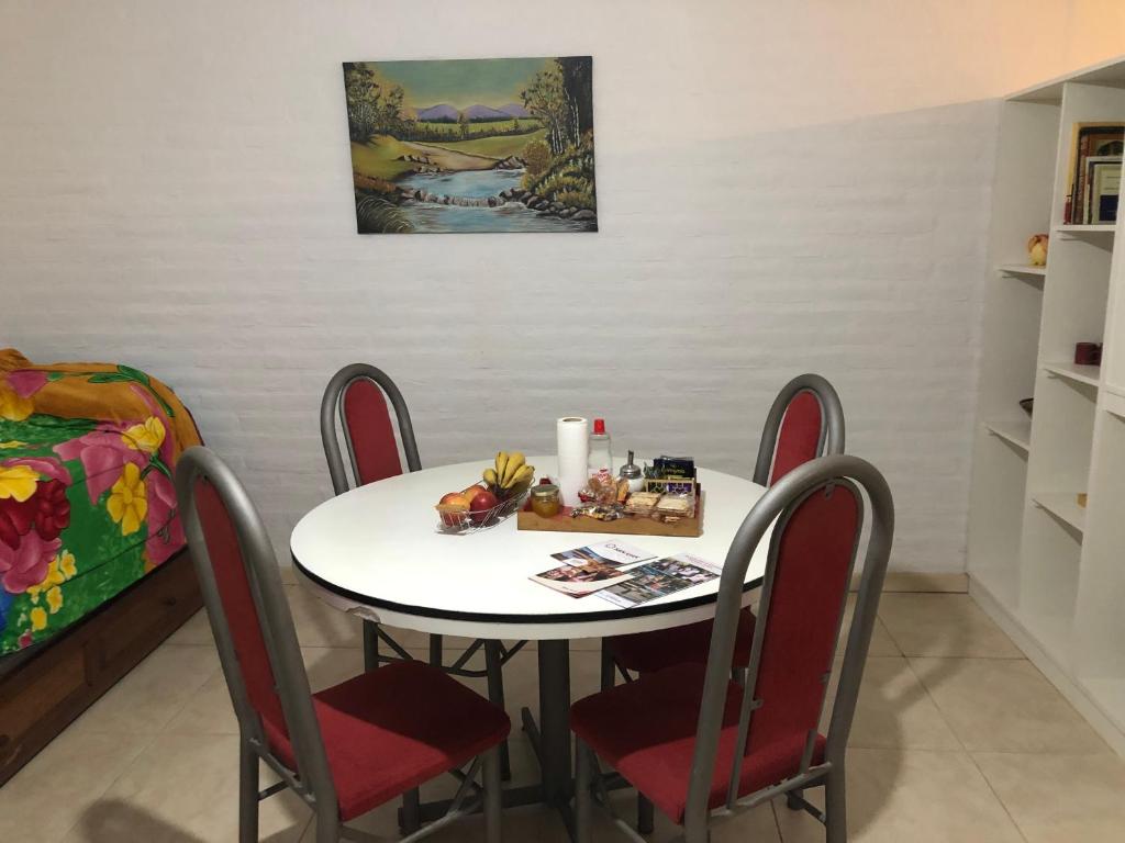 mesa de comedor con sillas y mesa blanca en Departamento céntrico a estrenar en San Juan