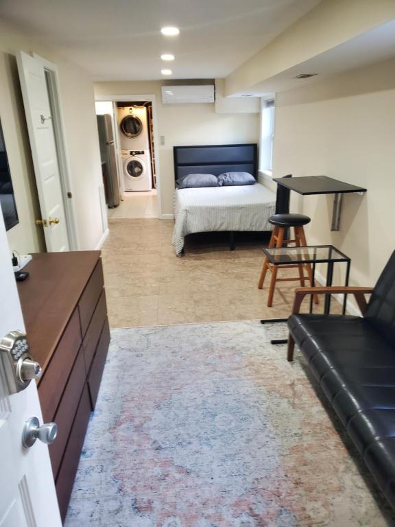 Katil atau katil-katil dalam bilik di STS - Single Traveler Studio -Black Door