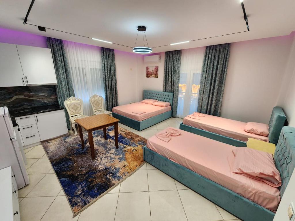 Sala de estar con 2 camas y mesa en Tirana Class House, en Tirana