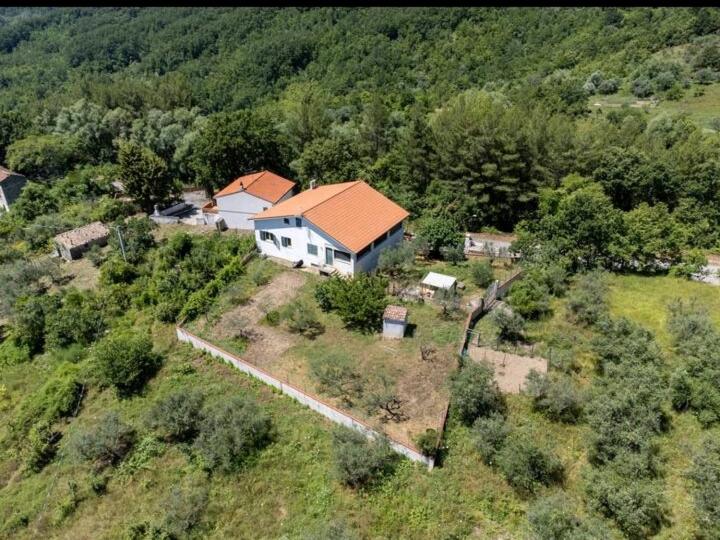 una vista aérea de una casa en un campo en Anthony House en Guardiabruna