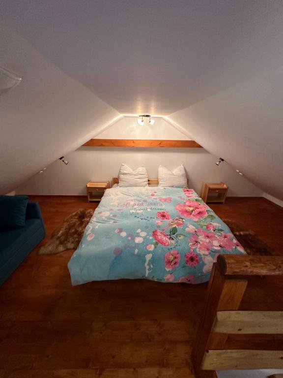 ein Schlafzimmer mit einem großen Bett im Dachgeschoss in der Unterkunft Domki Pod Brzoza in Idzików