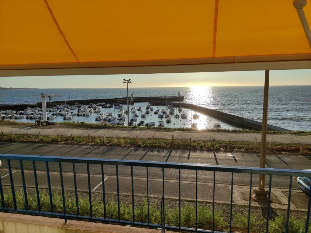 een balkon met uitzicht op de oceaan bij Studio 2 Personnes -- Vue Port de Comberge ! in Saint-Michel-Chef-Chef
