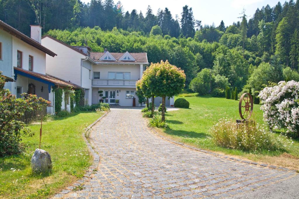 a house on a hill with a driveway at Ferienwohnung Deubzer in Palling in Palling
