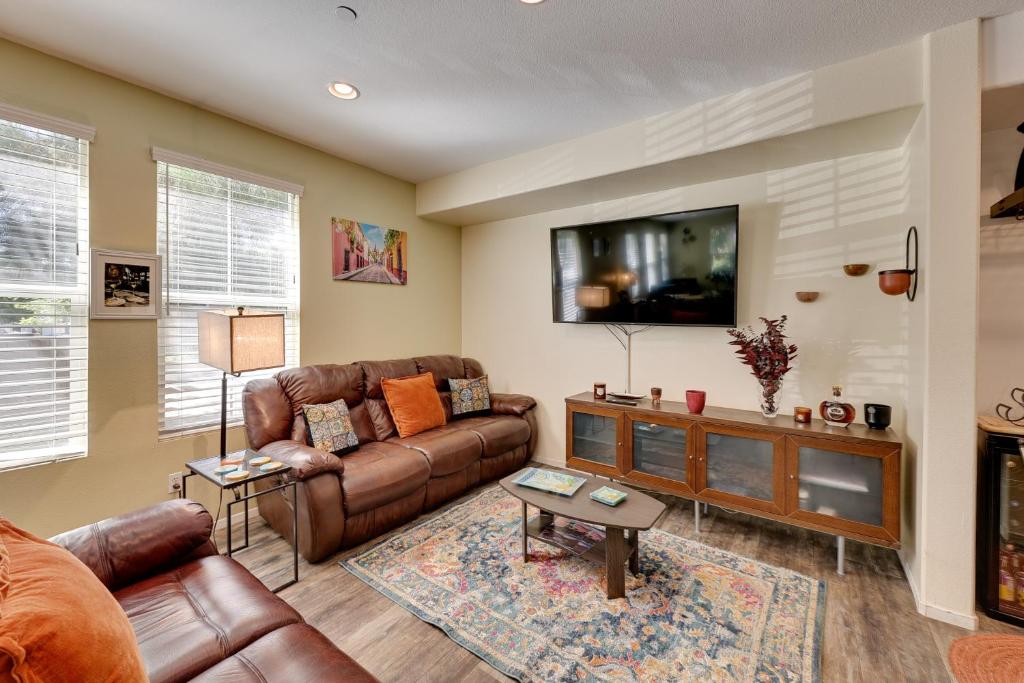 Fontana Townhome with Pool and Tennis Court Access!, Fontana (updated