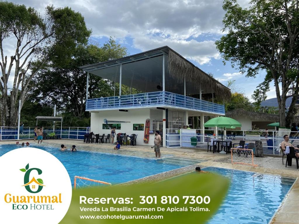 卡門阿皮卡拉的住宿－Eco Hotel Guarumal，大楼前的游泳池