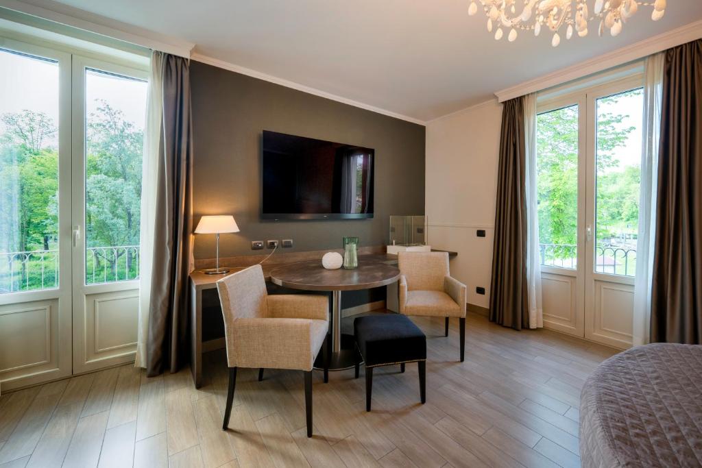 TV a/nebo společenská místnost v ubytování Hotel Il Corazziere