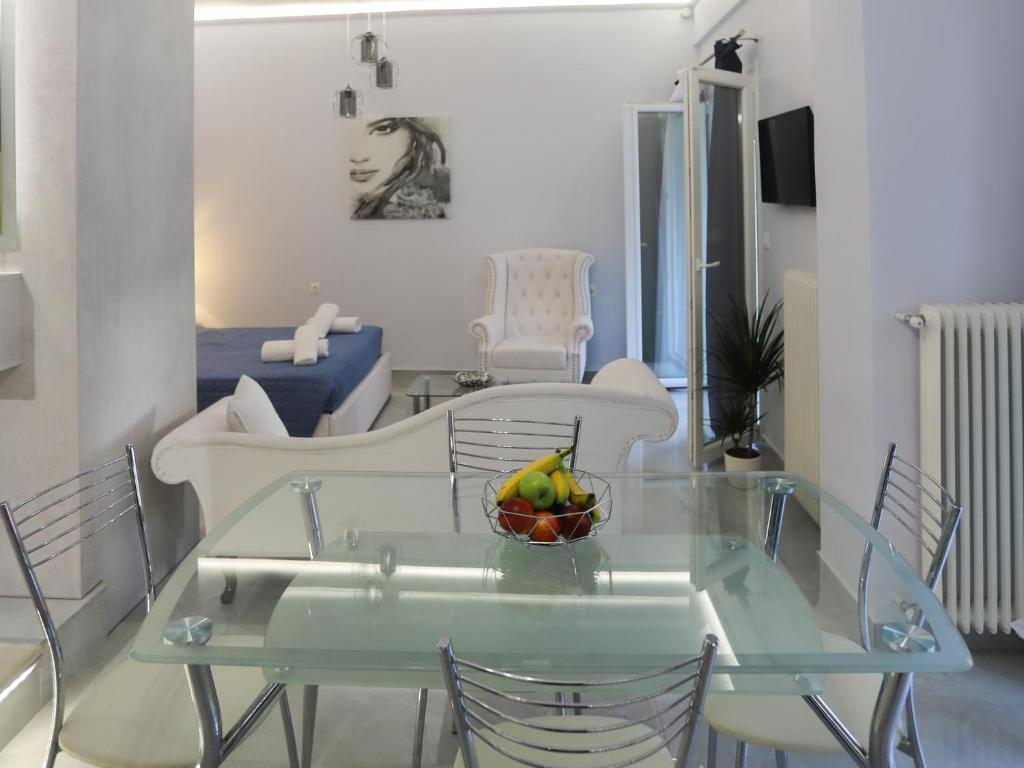 een glazen eettafel met een fruitschaal erop bij La casa di San Rocco in Corfu-stad