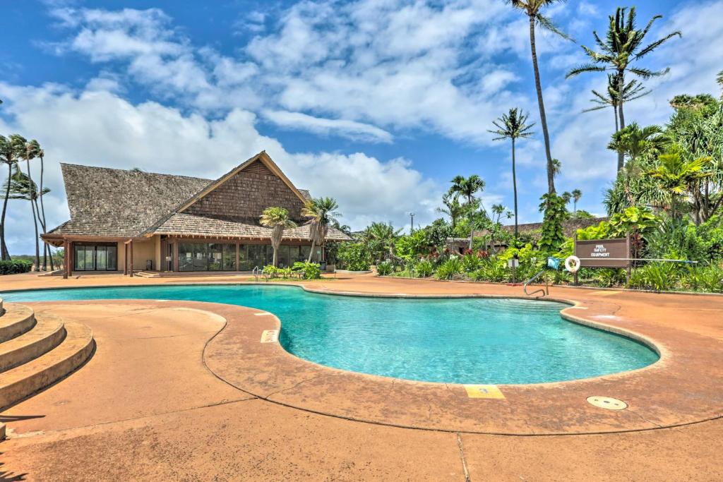 una piscina frente a una casa en Oceanfront Maunaloa Condo, Steps to Pool and Beach! en Maunaloa