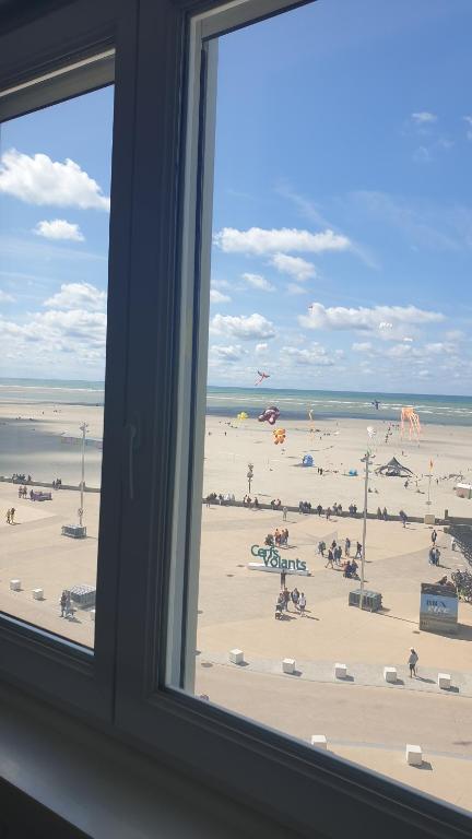 - une vue sur la plage depuis la fenêtre dans l'établissement 100 % vue mer, à Berck-sur-Mer, à Berck-sur-Mer