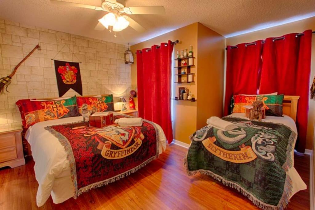 1 Schlafzimmer mit 2 Betten und roten Vorhängen in der Unterkunft Magical Clubhouse in Orlando