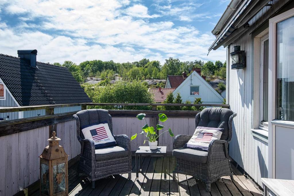 een patio met 2 stoelen en een tafel op een balkon bij WHITE & BRIGHT Room in a shared apartment in Göteborg