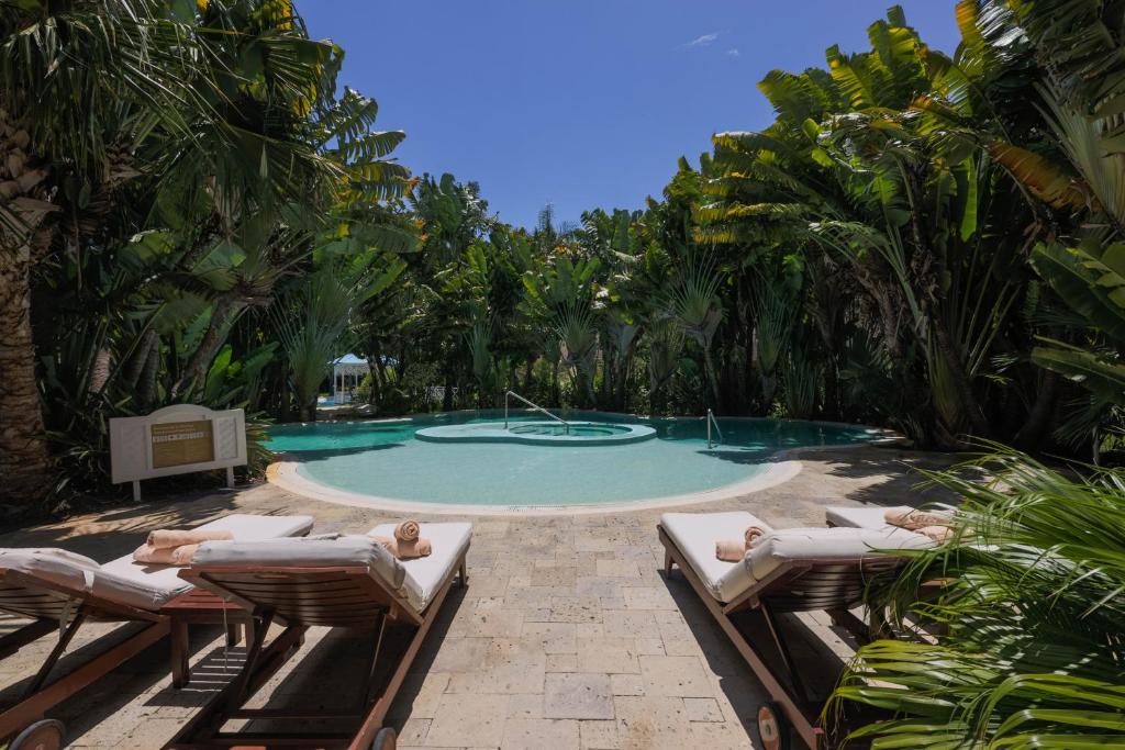 Бассейн в Royal Hideaway Playacar All-Inclusive Adults Only Resort или поблизости