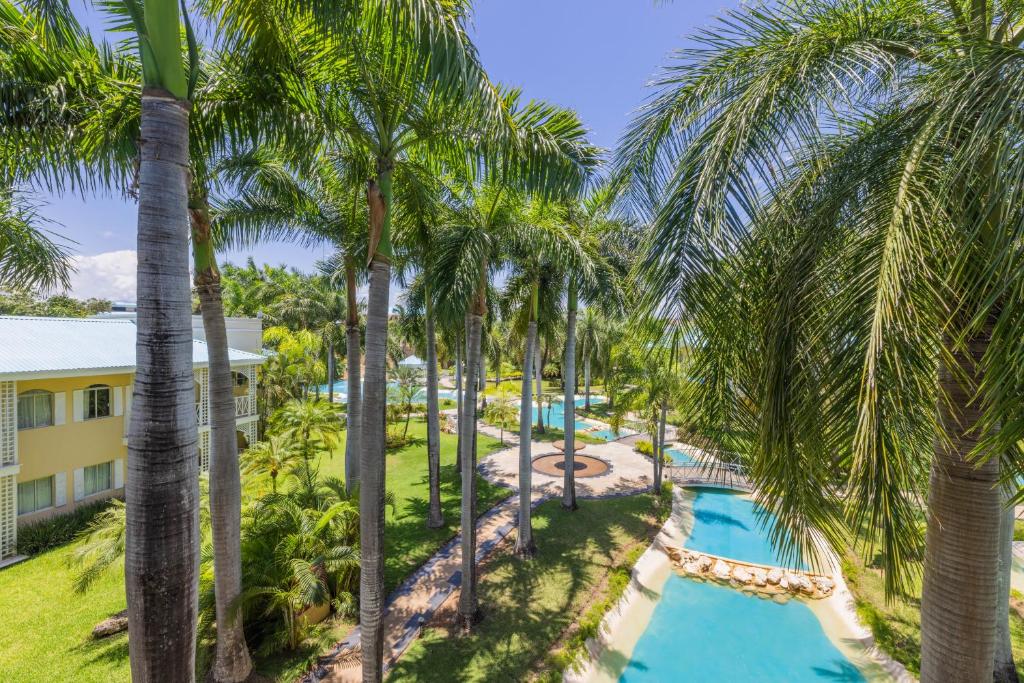Бассейн в Royal Hideaway Playacar All-Inclusive Adults Only Resort или поблизости