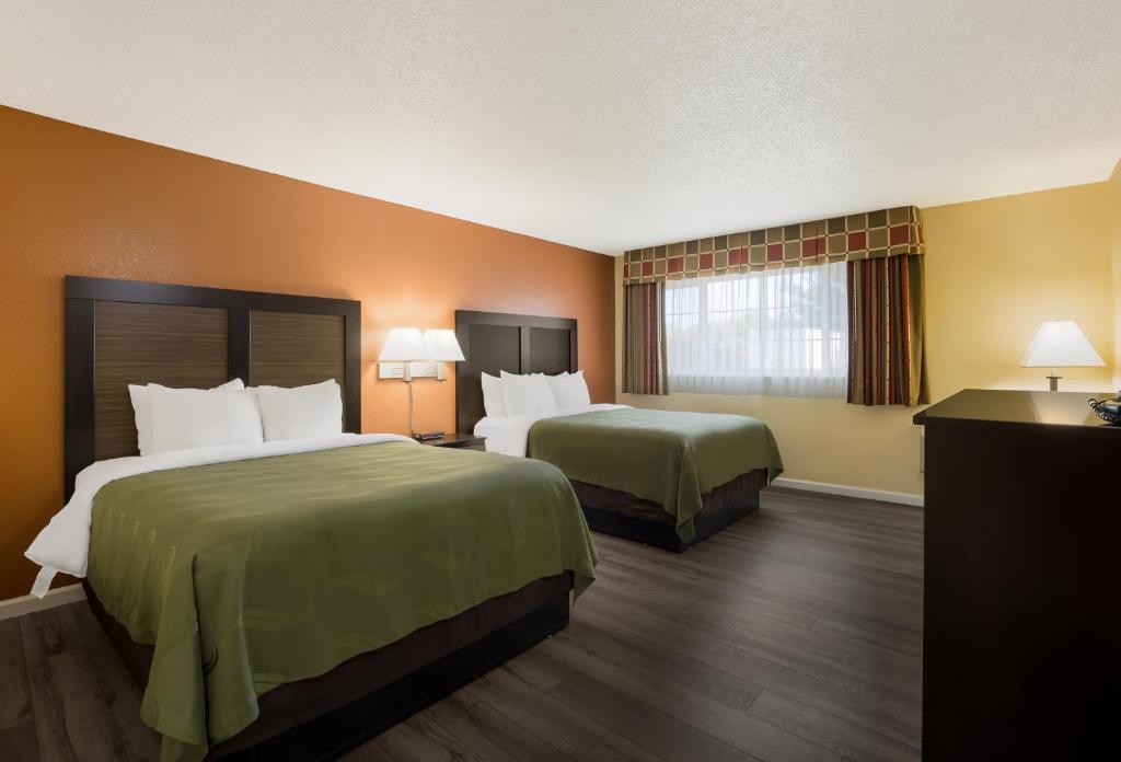 Postel nebo postele na pokoji v ubytování Quality Inn & Suites Medford Airport