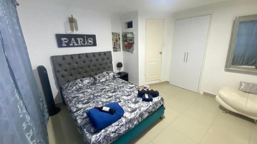 una camera da letto con un letto con cuscini blu di Casa Family 5 a Cartagena de Indias