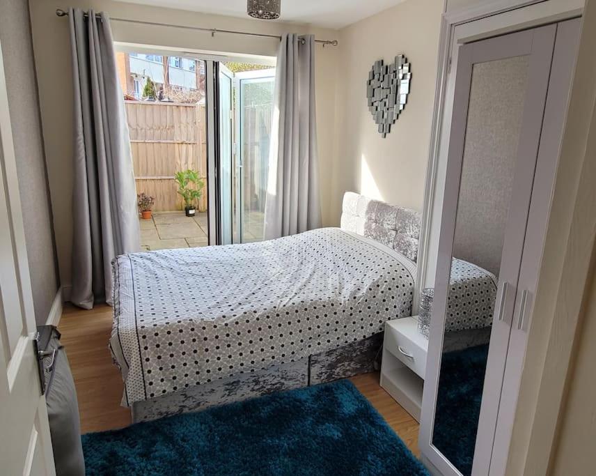 A bed or beds in a room at Cozy Central One Bedroom Flat