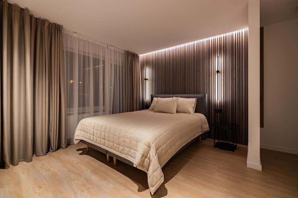 - une chambre avec un grand lit dans l'établissement Birzes dzīvoklis (Birzes condo), à Cēsis