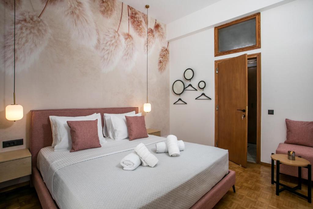 1 dormitorio con 1 cama con toallas en Rodi Luxury Apartment, en Rodas