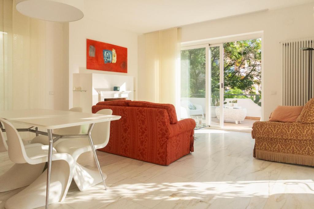 een woonkamer met een rode stoel en een tafel bij Civico89 in Pescara