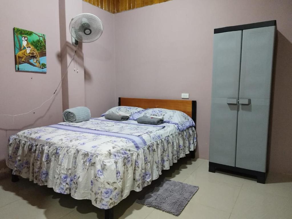 1 dormitorio con 1 cama con edredón azul y blanco en Casa Bambu, en Pavones