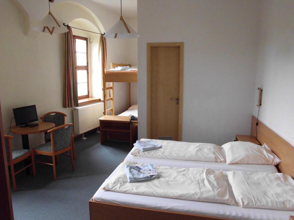 Postel nebo postele na pokoji v ubytování Burg Hohnstein
