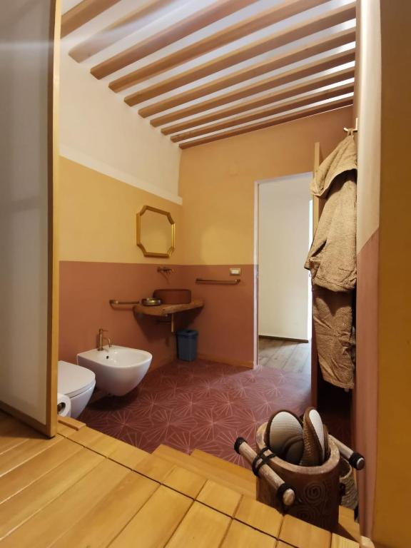 un bagno con un water bianco e un lavandino di Sea Riad a Molfetta