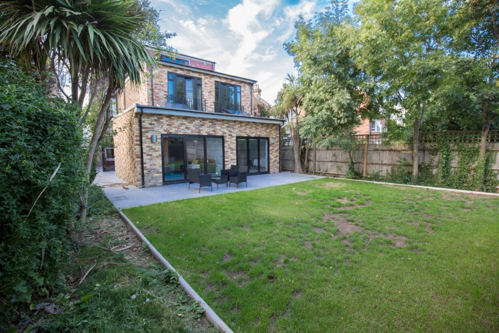 Private Rooms with Common Kitchen, Bathroom, Garden and Lounge in Surrey